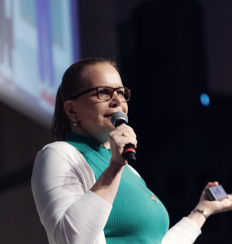 Laura Poltosi, terapeuta especialista em relacionamentos, palestrando